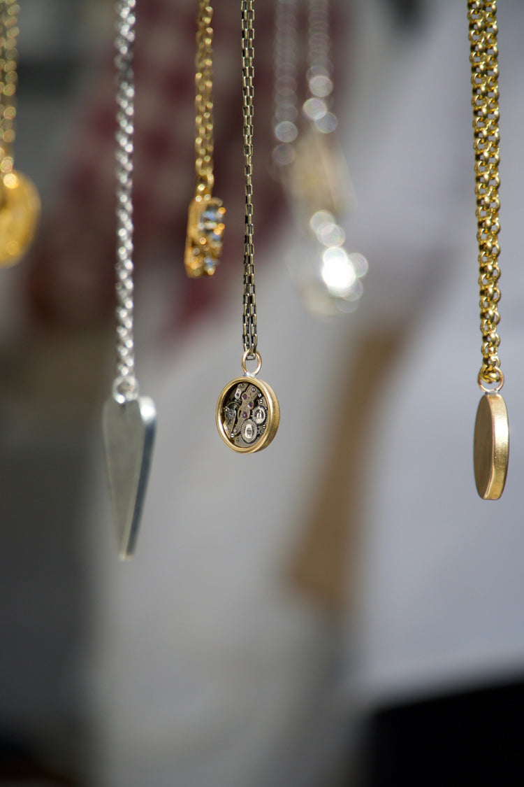 sTRUNG JEWELLERY CHIAN AND NECKLACES