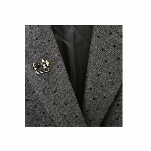 Vintage-Style Enamel Sewing Machine Brooch with Crystal Accents