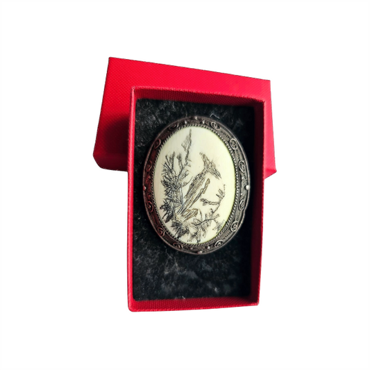Vintage Scrimshaw Brooch - Re:Velvet