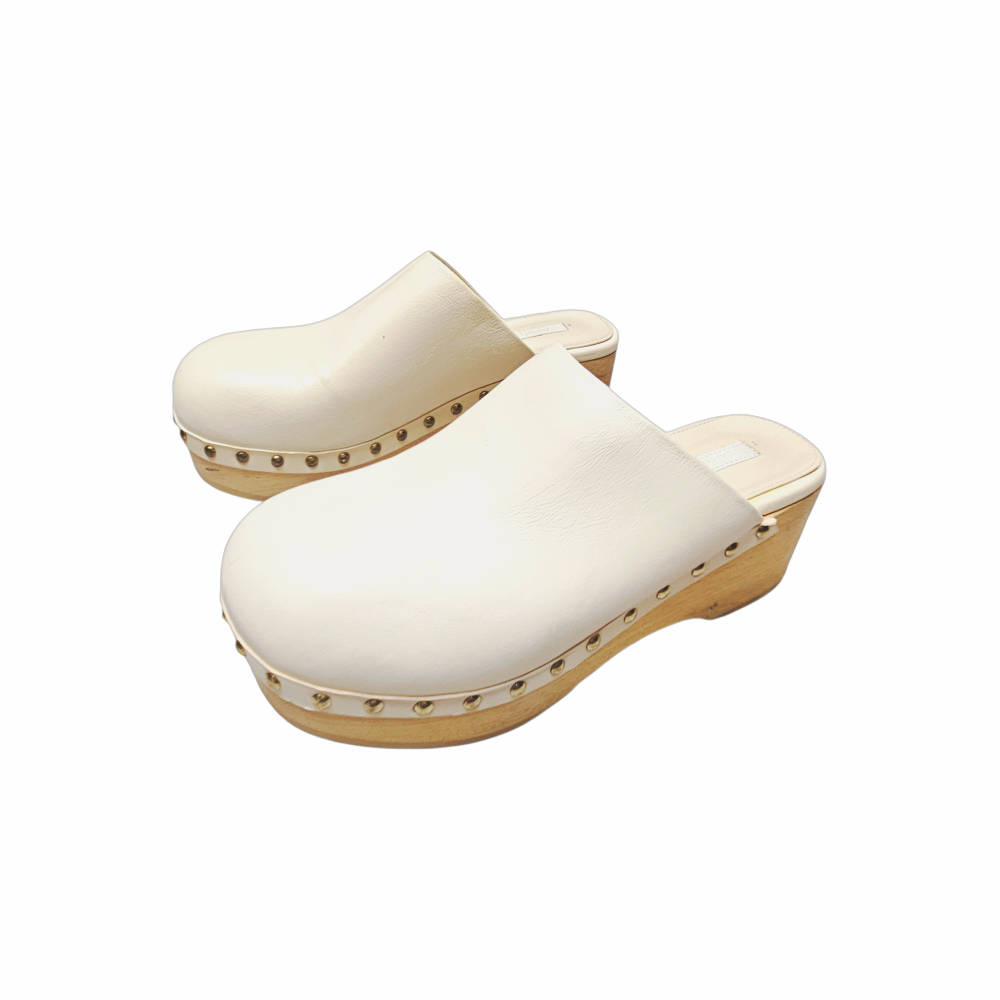 ARKET cream Vachetta leather wooden sole clogs with stud detailing. Made in Italy, early 2020s closed-toe platform mule clogs.