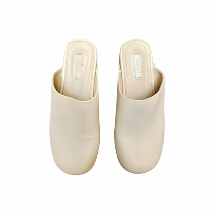 ARKET cream Vachetta leather wooden sole clogs with stud detailing. Made in Italy, early 2020s closed-toe platform mule clogs.