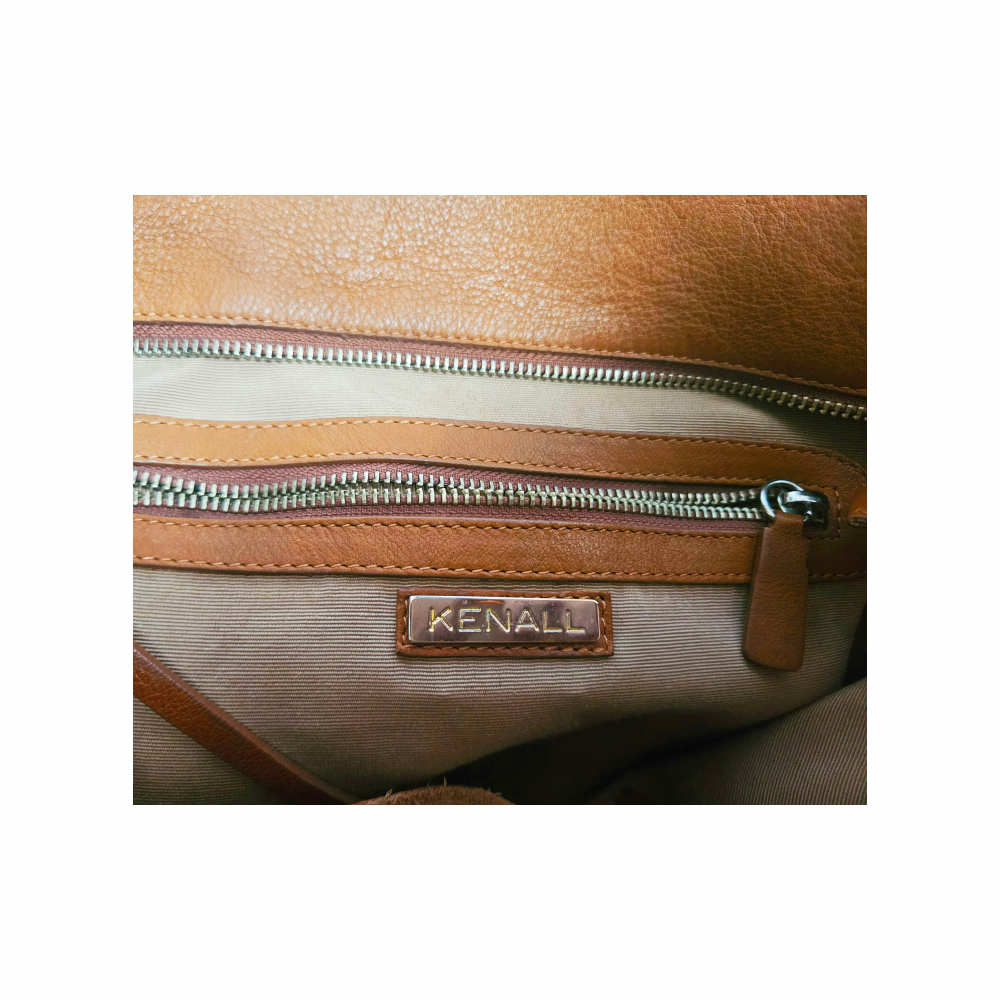 
Kenall tan leather hobo bag with braided handle, horn-style disc fastening and hand-laced detailing. A distinctive cognac leather shoulder bag.