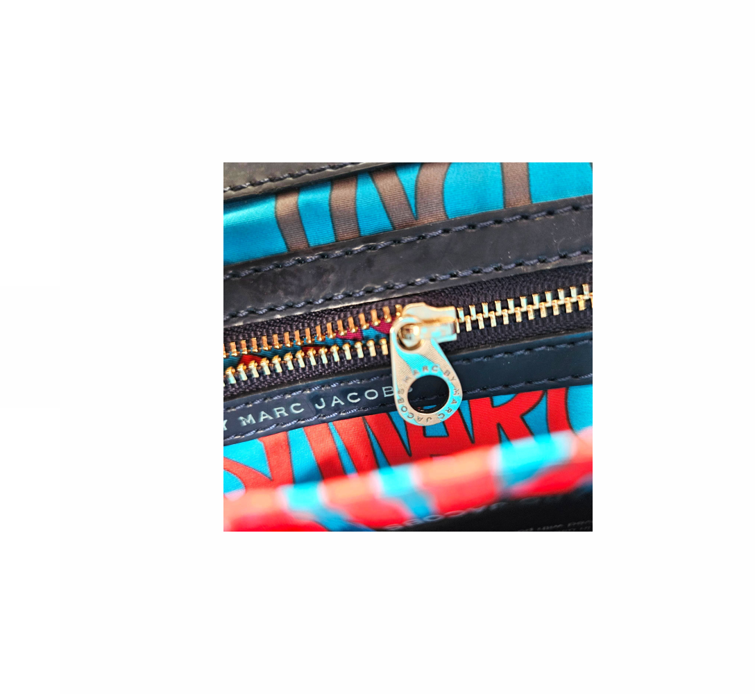 Clutch aus recyceltem Leder mit Krokodilprägung - Mitternachtsblau