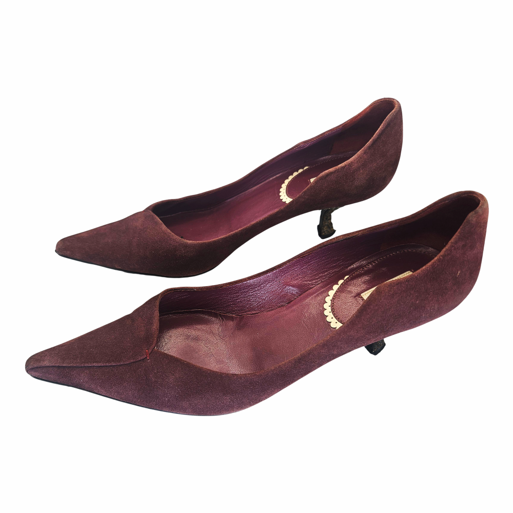 Vintage Prada burgundy suede pumps from circa 2000, featuring elongated pointed toes and unusual sculptural woven-effect kitten heels. Made in Italy, size EU 36. An original Y2K-era Prada design.