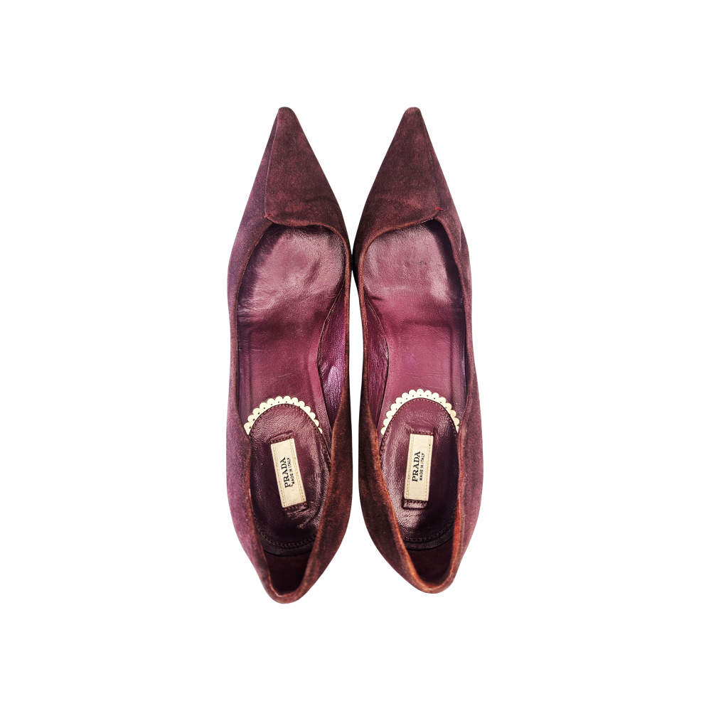 Vintage Prada burgundy suede pumps from circa 2000, featuring elongated pointed toes and unusual sculptural woven-effect kitten heels. Made in Italy, size EU 36. An original Y2K-era Prada design.