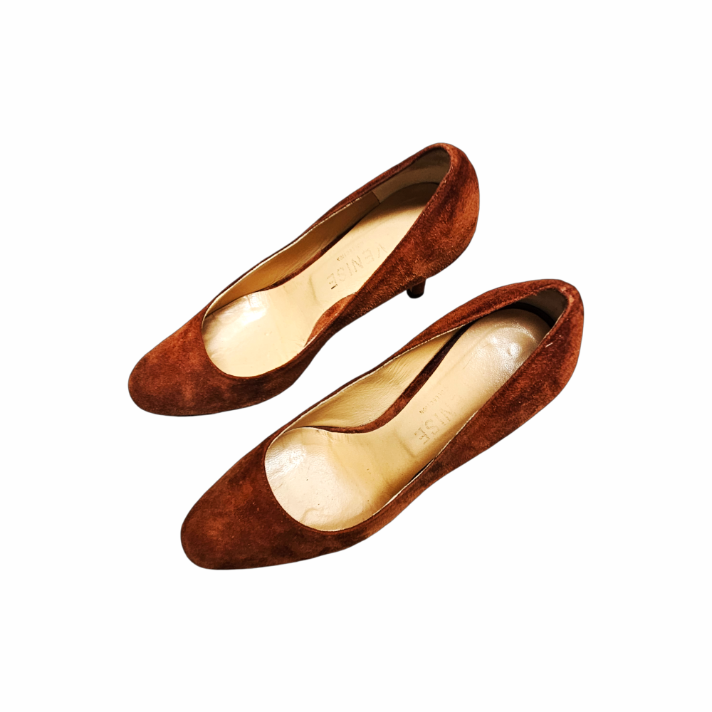 Shop vintage Venise Collection rust suede court shoes, likely 1980s–1990s, with leather lining, elegant almond toe and slim heel. Classic French vintage pumps.