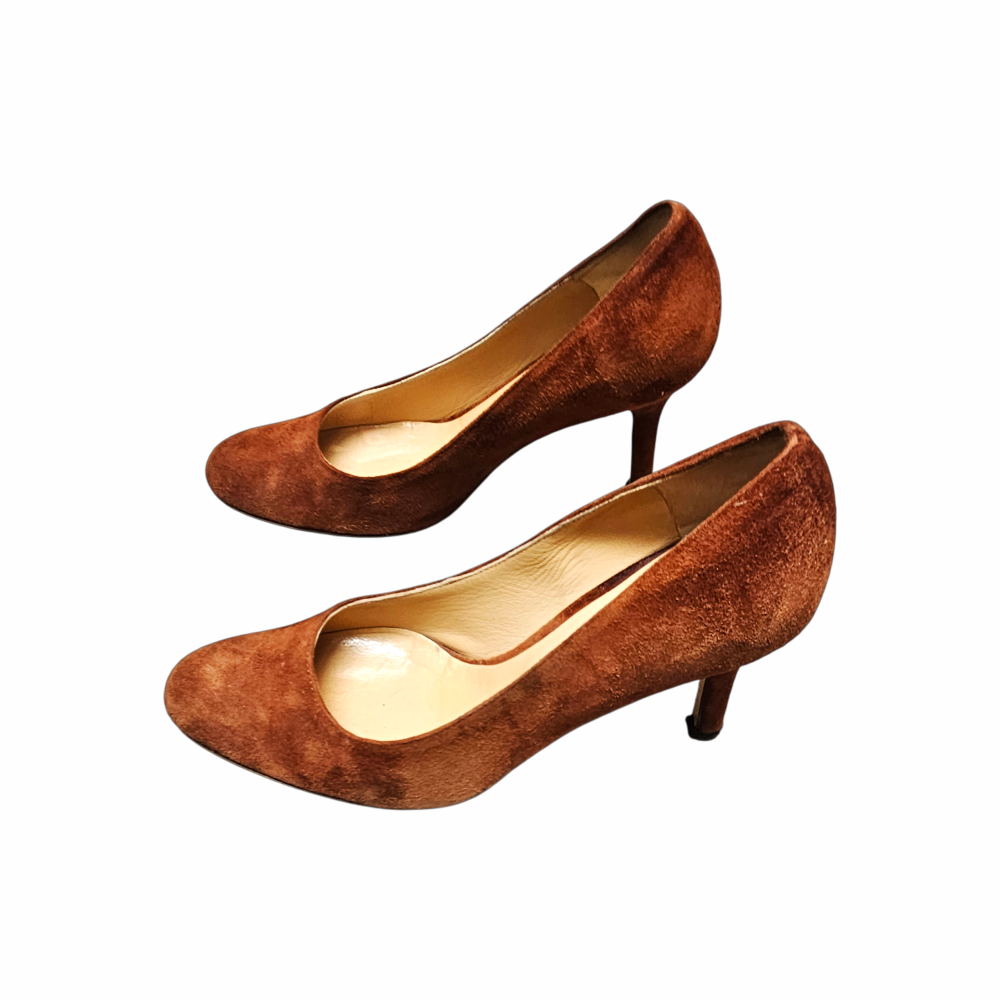 Shop vintage Venise Collection rust suede court shoes, likely 1980s–1990s, with leather lining, elegant almond toe and slim heel. Classic French vintage pumps.