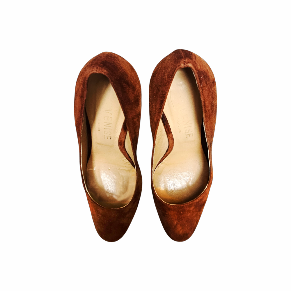 Shop vintage Venise Collection rust suede court shoes, likely 1980s–1990s, with leather lining, elegant almond toe and slim heel. Classic French vintage pumps.