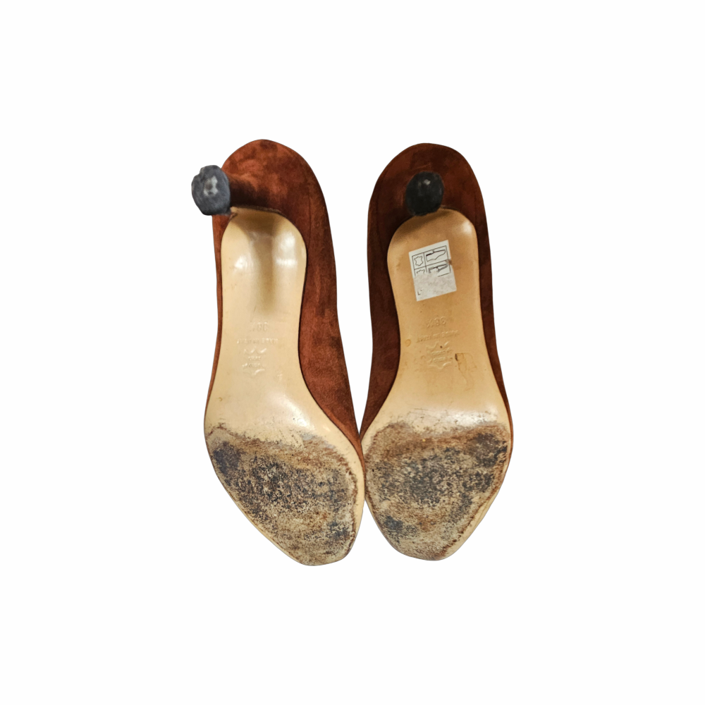 Shop vintage Venise Collection rust suede court shoes, likely 1980s–1990s, with leather lining, elegant almond toe and slim heel. Classic French vintage pumps.