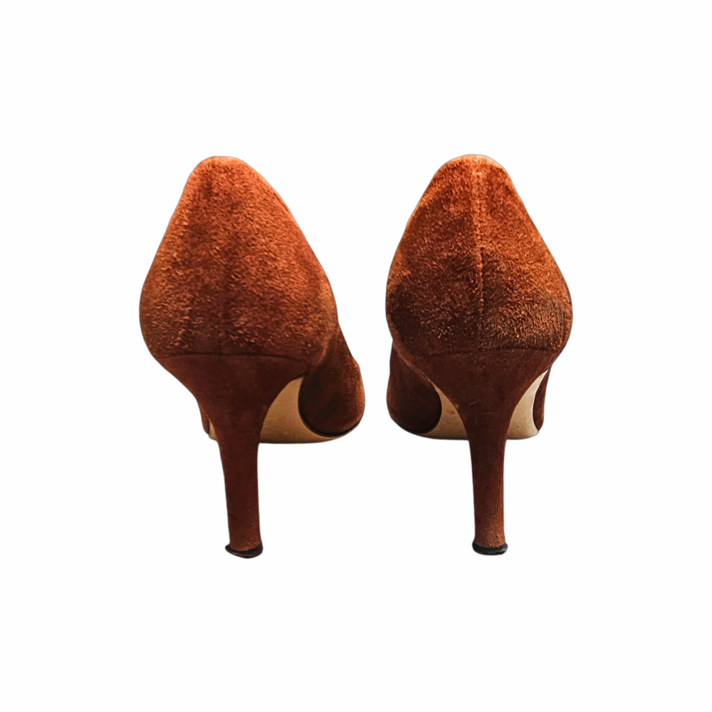 Shop vintage Venise Collection rust suede court shoes, likely 1980s–1990s, with leather lining, elegant almond toe and slim heel. Classic French vintage pumps.
